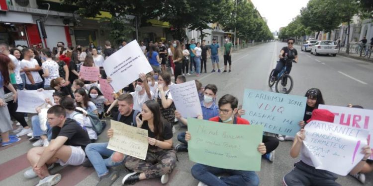 DALIN PËRGJIGJET E PROVIMIT TË LETËRSISË/ 760 maturantë marrin notën 10, ja sa nxënës ngelën