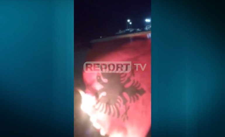 MINORITETI GREK NË SARANDË POSTON VIDEO DUKE DJEGUR FLAMURIN KUQ E ZI/ Provokon: Ku janë shqiptarët?
