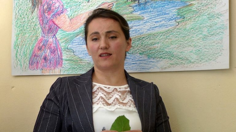 EKSPERIMENTI ME KRIMBAT E MËNDAFSHIT/ Mësuesja biologe në Fushë-Arrëz nxit gratë e zonës t’i bashkohen (VIDEO)