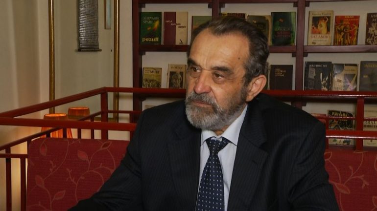 NDARJA NGA JETA/ Moikom Zeqo përcillet të shtunën në banesën e fundit. Homazhe në Muzeun Kombëtar