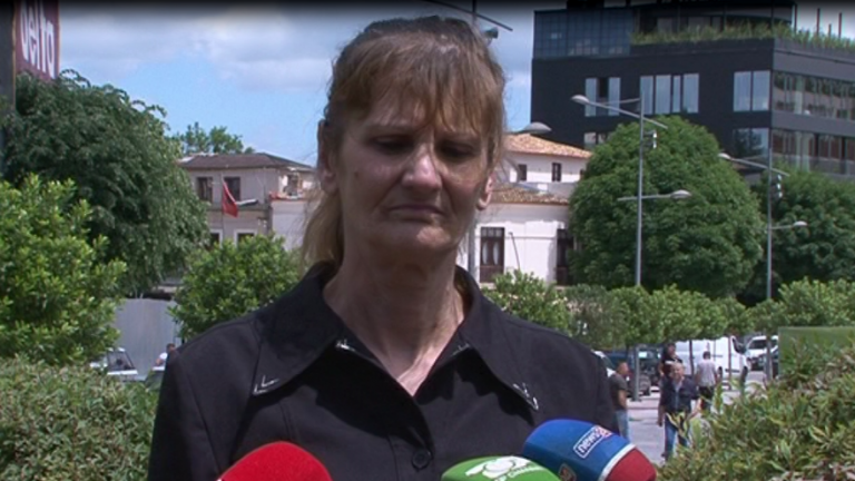 RRËFIM I FRIKSHËM/ Nëna denoncon djalin: Shtrojeni në spital. Është diagnostikuar me skizofreni të shfrenuar, më ndihmoni se do më vrasë