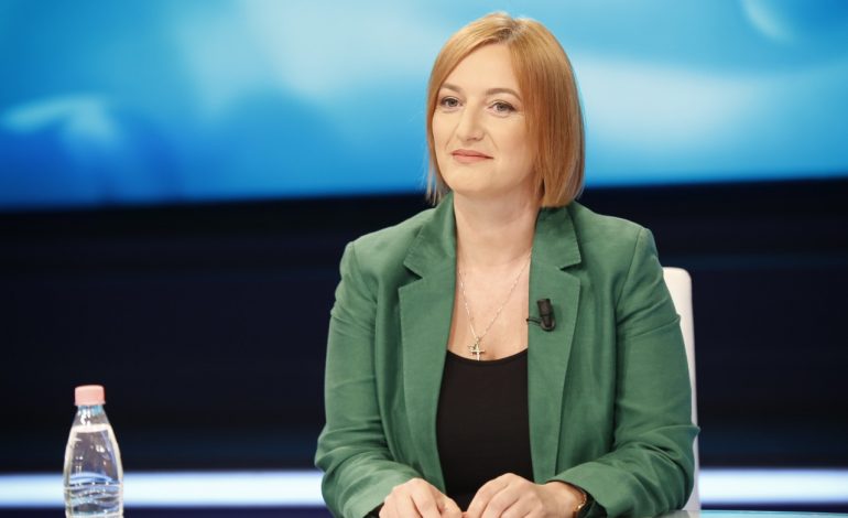 “SI DO PROCEDOHET”/ Ministrja Denaj: 7 mijë punonjës nuk kanë marrë pagën e luftës, por…