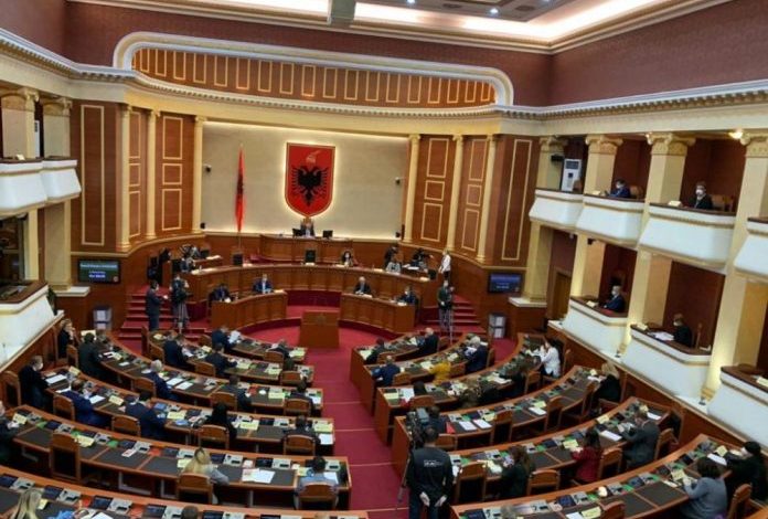 DETAJET E PLOTA/ Një nismë për të zvogëluar portofolin e deputetit