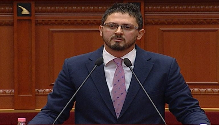 IRONIA/ Meta i kërkoj të votojnë Reformën, deputeti i opozitës: Më bëhet qejfi se për herë të dytë po na legjitimon