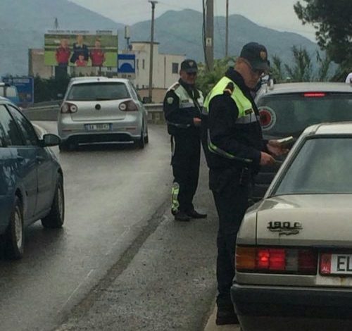 ÇFARË PO NDODH NË ELBASAN? Plagoset Ardian Çapja, një makinë digjet në periferi. Forca të shumta policie në terren