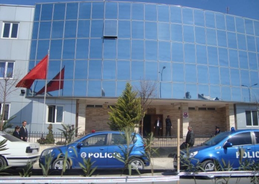 KËRCËNOHET ME ARMË POLICIA NË KAMZËS/ Efektivët i rrethojnë banesën, operacion për arrestimin e autorit