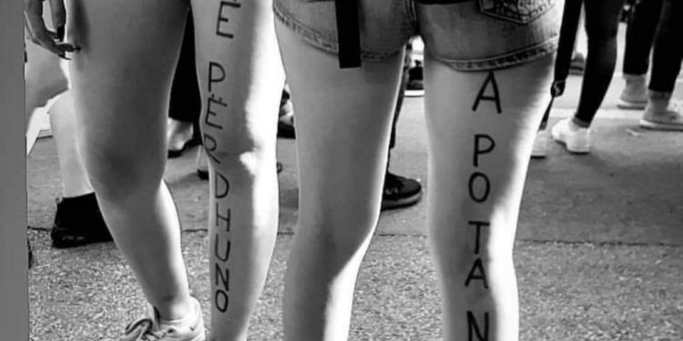 “MË PËRDHUNO, APO TA…”/ FOTO e dy vajzave në Tiranë, që tërhoqi vëmendjen gjatë protestës