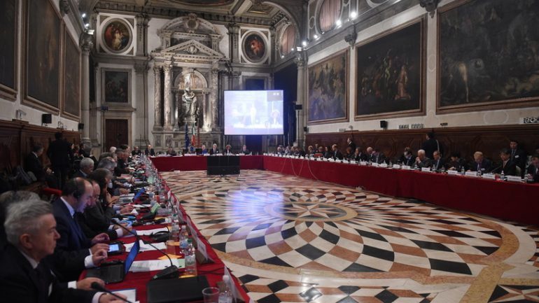 KUSHTETUESJA/ Venecia “fshikullon” Presidentin për vonesat dhe bllokimet