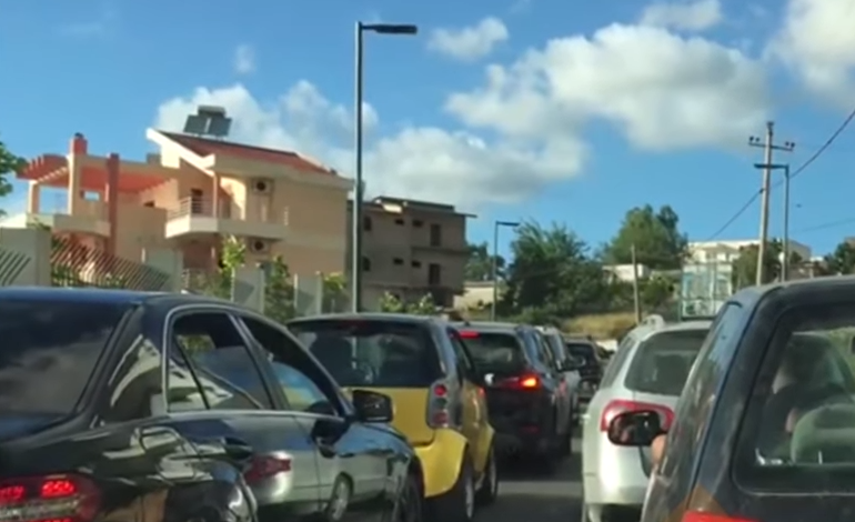 TË GJITHË ZGJEDHIN…JUGUN! Fundjava krijon radhë kilometrike në aksin Orikum-Vlorë (VIDEO)