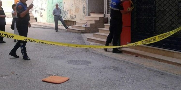 TRAGJIKE NË ELBASAN/ I riu hidhet nga kati i katërt i pallatit, ndërron jetë rrugës për në spital