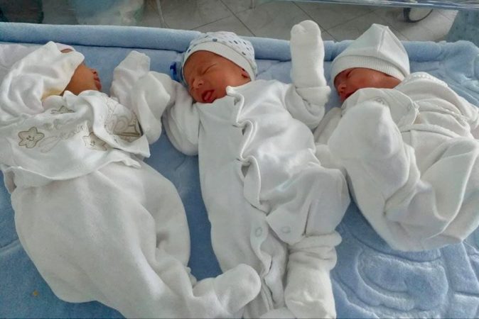 LINDIN TRENJAKËT TEK “KOÇO GLOZHENI”/ Manastirliu publikon FOTO: Familja e re nga Tirana përfiton bonusin e bebes 3.6 milionë lekë