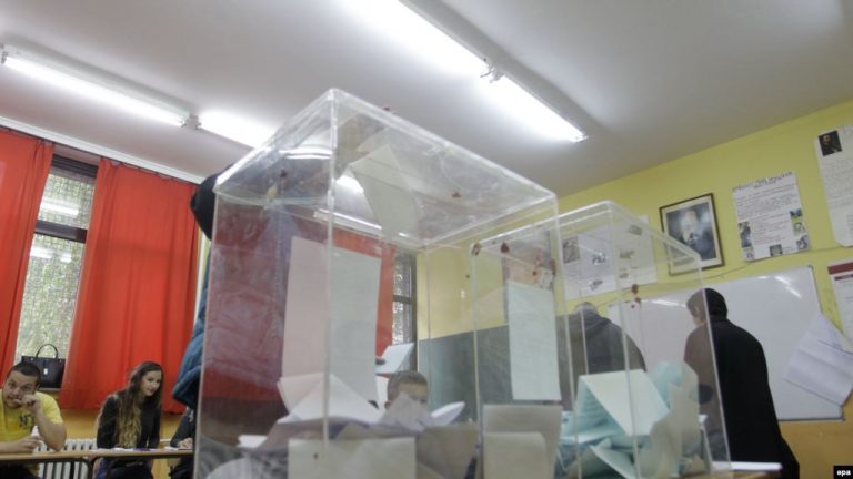 SERBIA MBAN SOT ZGJEDHJET PARLAMENTARE, KRAHINORE DHE LOKALE/ 90 qendra votimi edhe në Kosovë