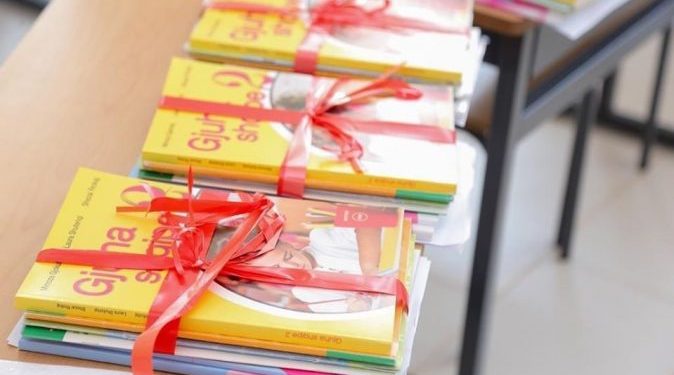 ZGJEROHET GRUPI QË PËRFITON LIBRA FALAS/ Shahini zbulon vendimin e ri: Përfitojnë 250 mijë nxënës, ja kush përfshihet në skemën e re