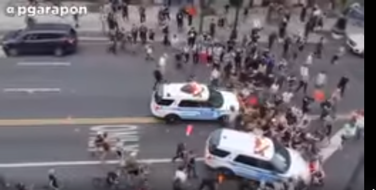 PAMJE TË FRIKSHME NGA SHBA/ Makinat e policisë shtypin protestuesit, paralajmëron regjisori amerikan: Do iu kthehemi masivisht