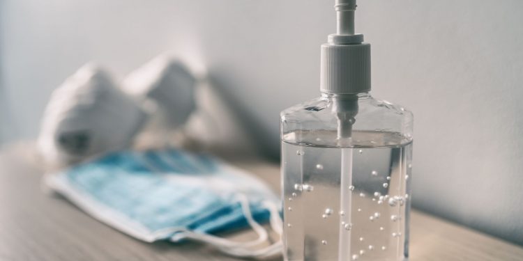 NGA EKRANET TEK ENËT E QELQIT/ Zbulohet koha se sa qëndron koronavirusi në sipërfaqe të ndryshme