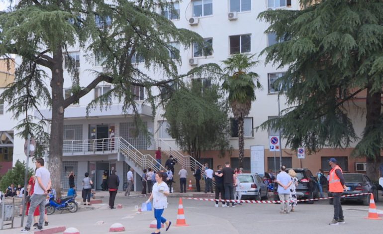“SHENJAT JANË…”/ Edhe 30-vjeçarë në spital me Covid në Shqipëri, specialistët: Virusi nuk është dobësuar