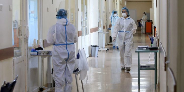 “PESË JAVËT E MIA ME KORONAVIRUS”/ 50-vjeçarja tregon luftën me sëmundjen: Në fillim, s’kam pasur asnjë simptomë…