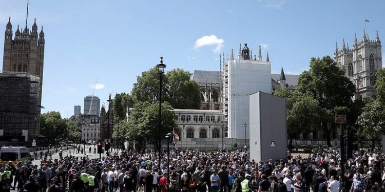 PROTESTAT ANTI-RACIZËM/ Statuja e Çërçillit mbulohet për t’u mbrojtur, Britania rrezikon përplasjen civile