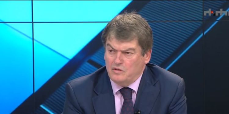 “TOPI ËSHTË NË FUSHËN E LULIT”/ Ish-presidenti zbërthen deklaratën e Kim: Nuk i tha gjuaj penalltinë…