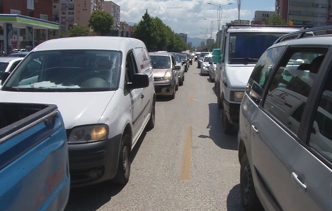 KORONAVIRUSI/ Heqja e masave kufizuese rikthen kaosin dhe trafikun në Tiranë (VIDEO)
