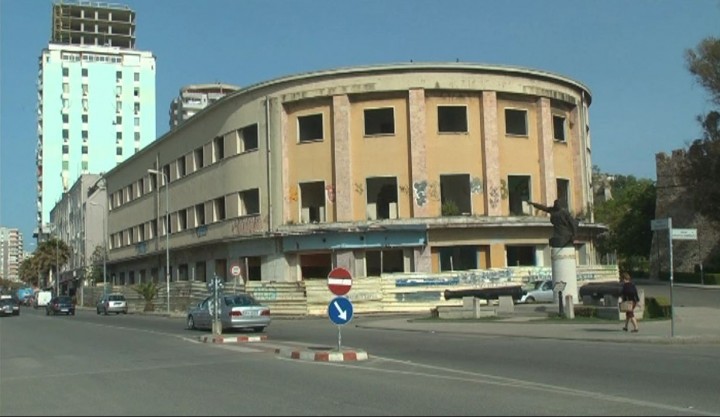 SIRINIANI I VDEKUR NË DURRËS/ Dyshohet se e vranë pasi e grabitën, strehohej në ndërtesën e ”Vollgës” (DETAJET)