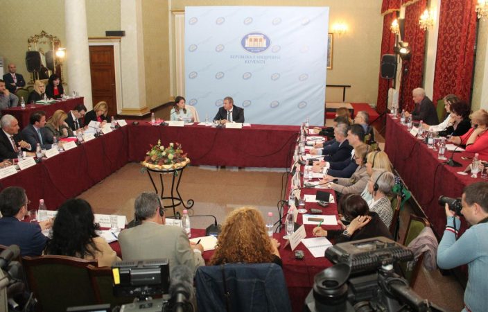 MARRËVESHJA NË KËSHILLIN POLITIK/ Gjiknuri mbledh nesër për herë të parë Komisionin për “Zgjedhoren”, do informojë anëtarët