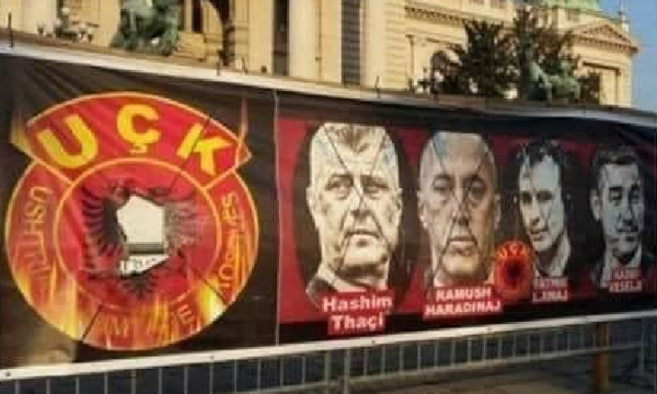 PAS AKTAKUZËS/ Në Serbi vendosin para parlamentit banderolën provokuese kundër krerëve të UÇK-së
