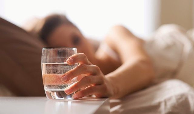 ZBULONI ARSYEN/ Ja përse nuk duhet ta pini asnjëherë ujin që e keni mbushur gjatë natës