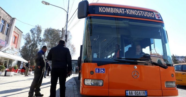 COVID-19/ Epidemiologët shqiptarë: Evitoni transportin publik!