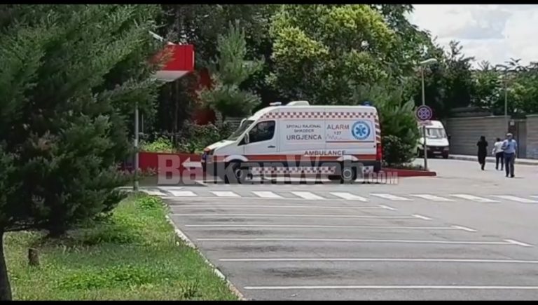 I INFEKTUARI NGA SHKODRA SILLET ME URGJENCË TEK INFEKTIVI/ Momenti kur shfaq vështirësi në frymëmarrje dhe mbahet te muri (VIDEO)