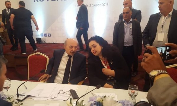 PERPLASJET BRENDA PARTISË/ Isa Mustafa kërkon shkarkimin e Vjosa Osmanit nga posti në LDK-së