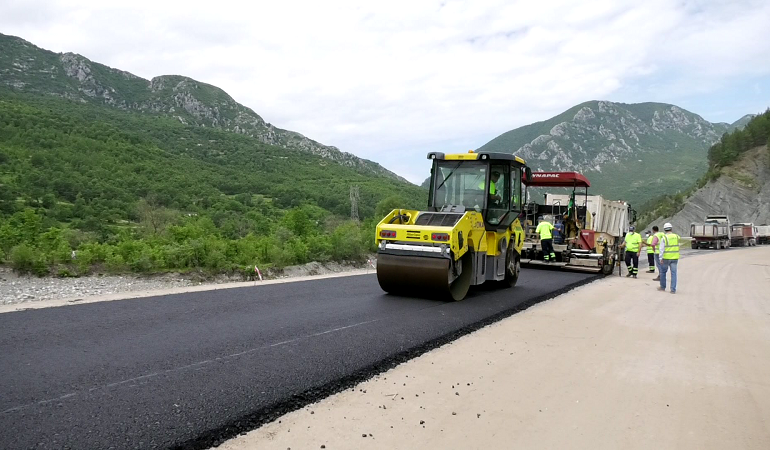 LAJM I MIRË/ Nis asfaltimi i Rrugës së Arbrit, rruga do të hapet brenda stinës së verës së vitit 2021