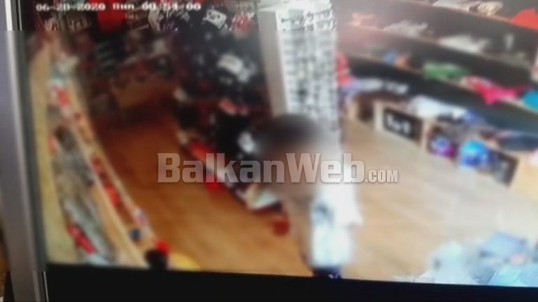 HAP SIRTARIN E DYQANIT DHE FSHEH LEKËT NË TRUP/ Shihni si vjedh i mituri dyqanin në Vlorë (VIDEO)