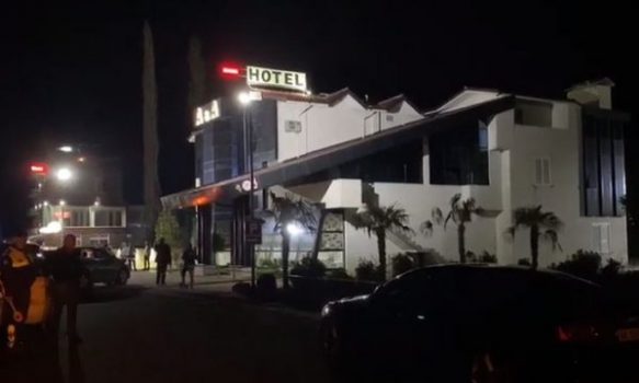 I SHTRIRË NË KREVAT DHE DUKE MARRË OKSIGJEN/ Dalin pamjet nga klinika private ku mjekohej ekzekutori i biznesmenëve në Laç (FOTO)