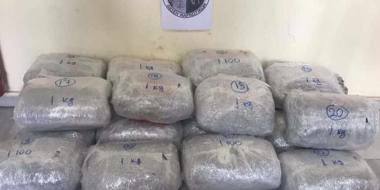 TENTOI T’I LARGOHEJ POLICISË/ Kapet me drogë shqiptari në Greqi
