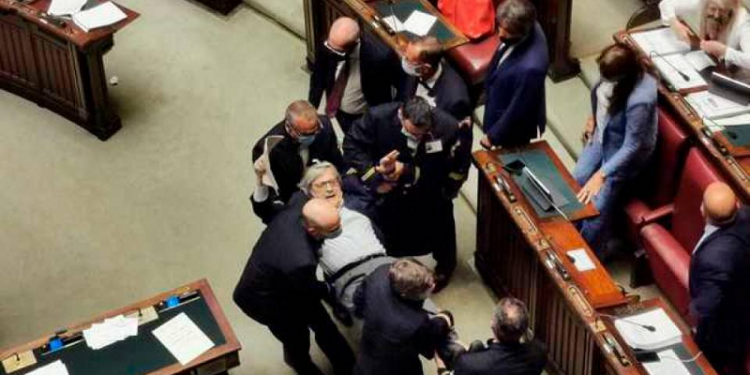 OFENDIME, AKUZA DHE PËRPLASJE NË PARLAMENTIN ITALIAN/ Vittorio Sgarbi nxirret nga salla i ngritur peshë (FOTO)
