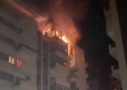 ZJARR NË ASTIR/ Kati i gjashtë i një ndërtese përfshihet nga fjalët. Policia jep detajet e para të ngjarjes