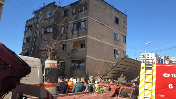 HOLLOI KOLONAT PËR TË SHTUAR HAPSIRËN E LOKALIT/ Ndërhyrjet në pallat i i morën jetën 2 personave gjatë tërmetit, arrestohet pronari i lokal ‘Barons’ në Durrës