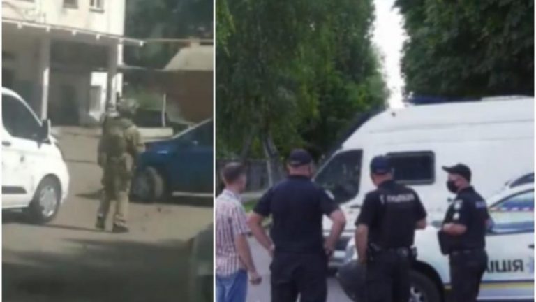 MOMENTE PANIKU/ Ukrainasi merr peng një polic, kërcënon me granatë në dorë se do t’i hedhë të gjithë në erë (VIDEO)