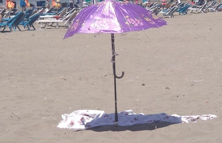 FOTOLAJM/ Trendi i ri i çadrave të plazhit vjen nga…Divjaka!