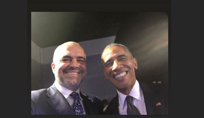 FOTOLAJM/ Rama bëhet nostalgjik, riposton selfien me Obamën 4 vite më parë