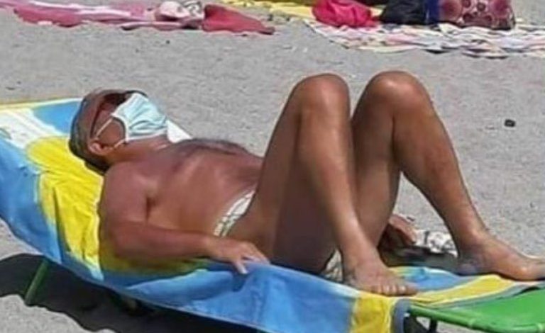 KORONAVIRUSI/ Lakuriq dhe me maskë nën rrezet e diellit, trendi i pushimeve në kohë COVIDI (FOTO)