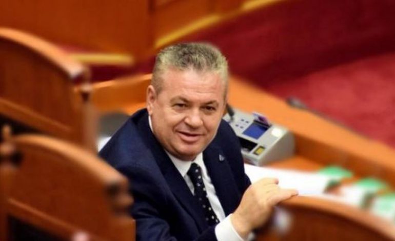 “VEMJE PA PIGMENT, SPURDHJAKË…”/ Murrizi “shpërthen” ndaj “tradhtarëve” të opozitës parlamentare: Shqiptarët duan…