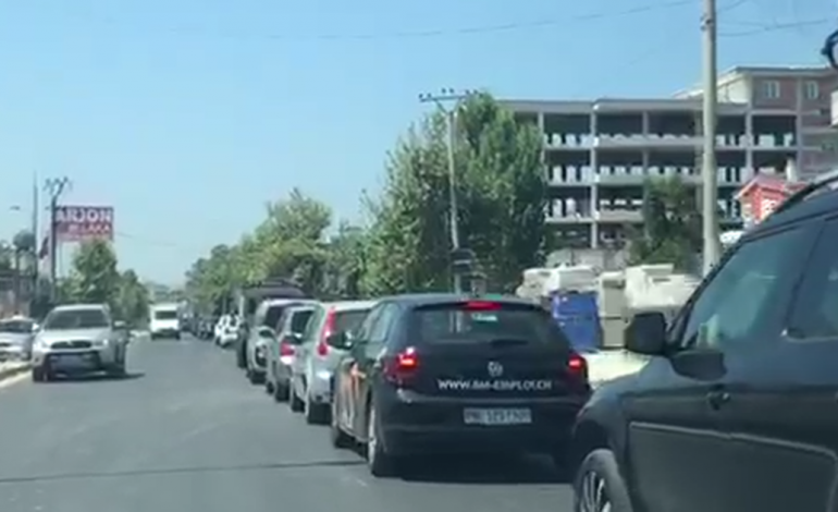 FLUKS PUSHUESISH DREJT JUGUT/ Radhë të gjata automjetesh nga Lungomarja te Uji i Ftohtë (VIDEO)