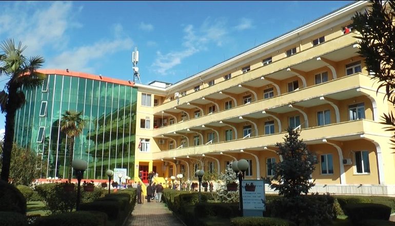 SHTIMI I RASTEVE/ “Shefqet Ndroqi” gati të rikthehet në spital COVID 2, dy ambulanca brenda pak minutash mbërrijnë në Infektiv