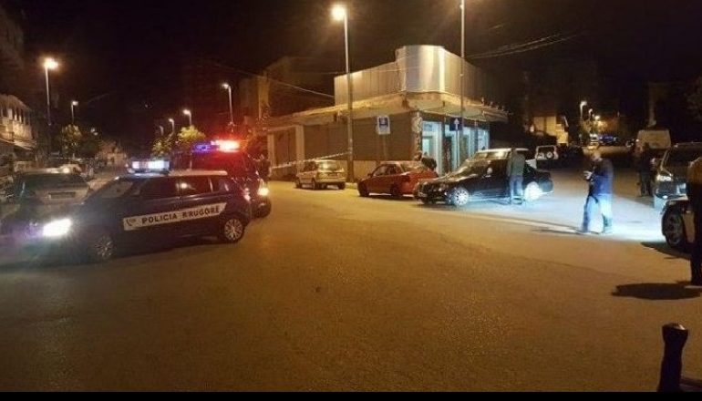 TENTOI TË VRASË TË RIUN PËR HAKMARRJE TË SHTUNËN NË BURREL/ Autori në kërkim, kapen dy shokët që prishën provat