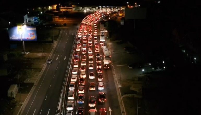 FOTOLAJM/ Pushuesit kosovar kthehen në shtëpi, me orë të tëra në trafik