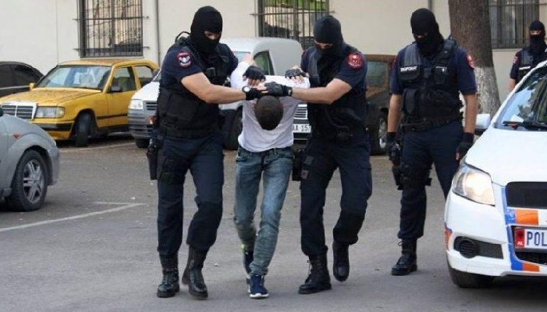 NGACMIM SEKSUAL NË DURRËS/ Kreu veprime të turpshme me një 9 dhe 13 vjeçare, arrestohet 56 vjeçari