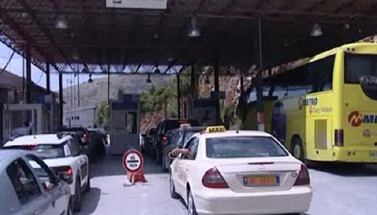 KAPSHTICË/ Asnjë makinë me targa shqiptare nuk lejohet të kalojë kufirin. Pengesë pala greke