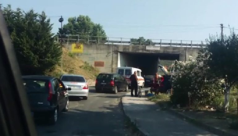 QYTETARËT I DREJTOHEN BREGDETIT/ Fluks automjetesh në autostradën Tiranë-Durrës (VIDEO)